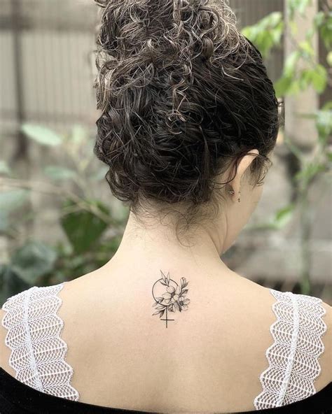 tatuagem feminina no meio das costas escrita|60 inspiraçōes para tatuagens femininas nas costas